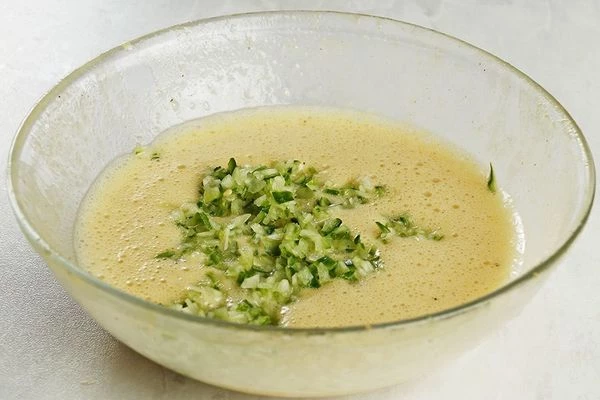 Так же к соусу можно добавить мелко нарезанный свежий огурец.