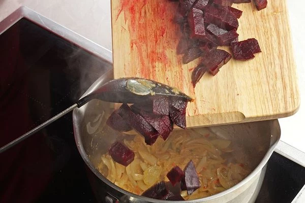 Затем добавить нарезанную свеклу, влейте 1 ст. воды. Довести до кипения и проварить примерно 8-10 минут. Можно по вкусу заправить небольшим количеством сока лайма.