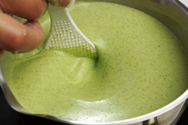 Еще раз довести до кипения, постоянно помешивая, чтобы не пригорел. Снять с огня, остудить.