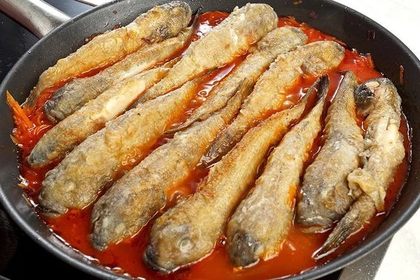 Если вы любите рыбку с косточкой, то просто прогрейте бычки в маринаде. Так же можно потушить рыбу под закрытой крышкой 60-90 минут, чтобы косточки размягчились, а филе пропиталось маринадом.