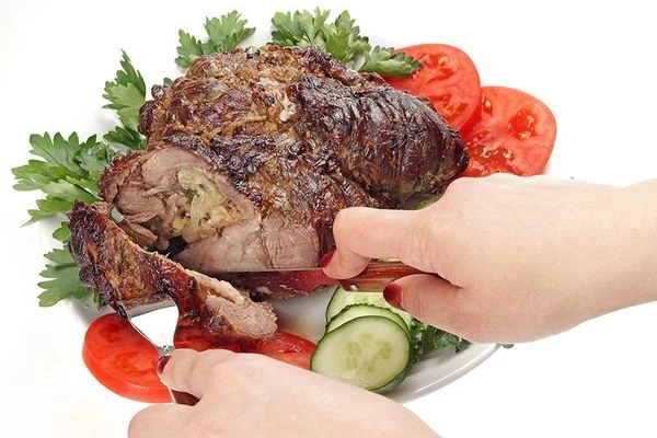 Готовую лопатку освободить от пакета или фольги, снять нить. Подавать со свежими овощами  и зеленью.