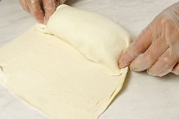  Свернуть в плотный рулет защипывая края теста.