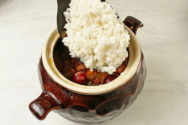 Сверху на овощи выложить рис. Рис солить не надо, т.к овощи и мясо у нас уже соленые