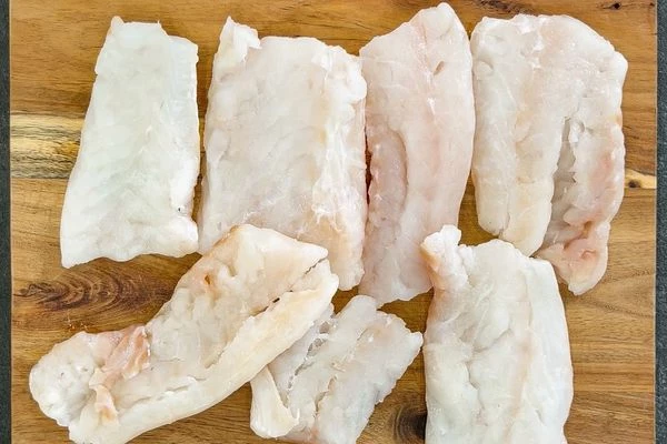 Филе трески разморозить на нижней полке холодильника, промыть, обсушить бумажными полотенцами. Посолить и поперчить.