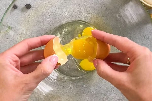 Яйца взбить с сахаром. 