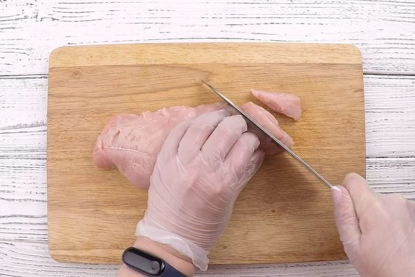 Филе индейки нарезать полосками толщиной примерно 1 см.