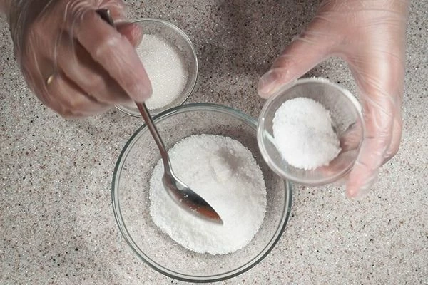 Смешать 2 части соли и 1 часть сахара.