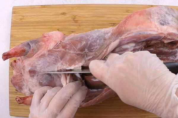 Тушку нутрии разморозить естественным способом на нижней полке холодильника. Разрезать вдоль брюха и вынуть субпродукты: сердце, печень, почки.