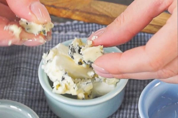 Мороженое разрезать на порционные кусочки. Первый оформить крошкой из горгонзолы.