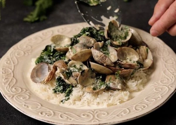 На рис выложить вонголе с соусом. Приятного аппетита! 