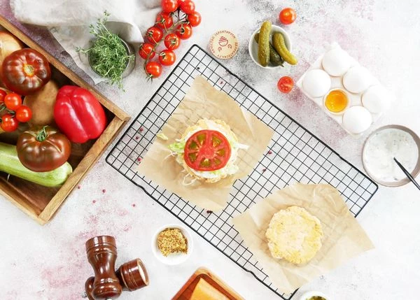 Накрыть второй котлетой и повторить действия. Сверху выложить третью котлету. 