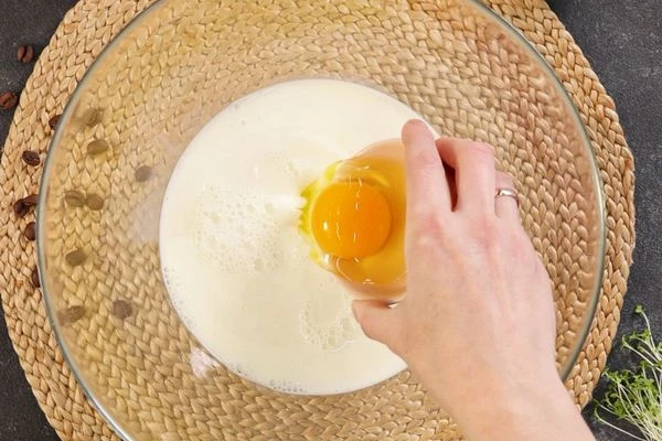 Для блинов смешать теплое молоко, яйца, сахар, соль, муку.  Взбить миксером. Затем влить растительное масло и снова взбить. Тесто должно быть похоже на жидкую сметану.