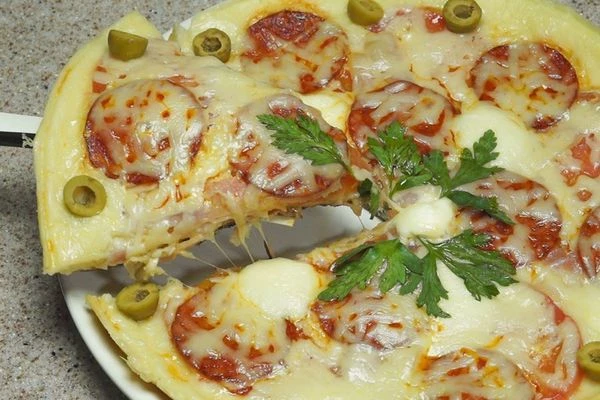  Готовую пиццу украсить зеленью.