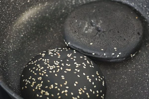 Булочки дефростировать на нижней полке холодильника. Обжарить на сухой сковороде.
