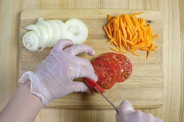  Лук нарезать кольцами, морковь крупной соломкой, помидор кружочками.