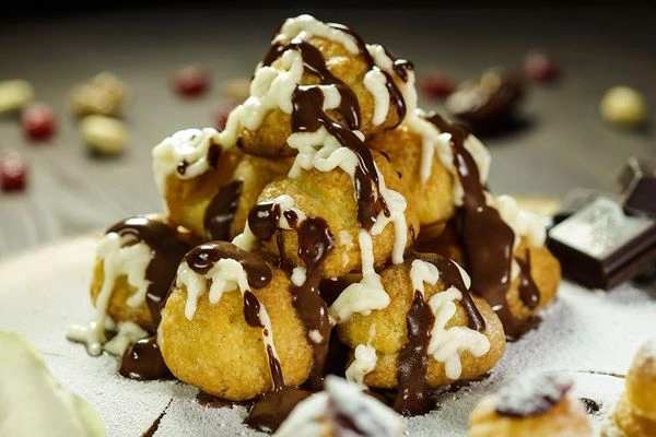 Готовые пирожные полить оставшимся кремом, растопленным шоколадом. 