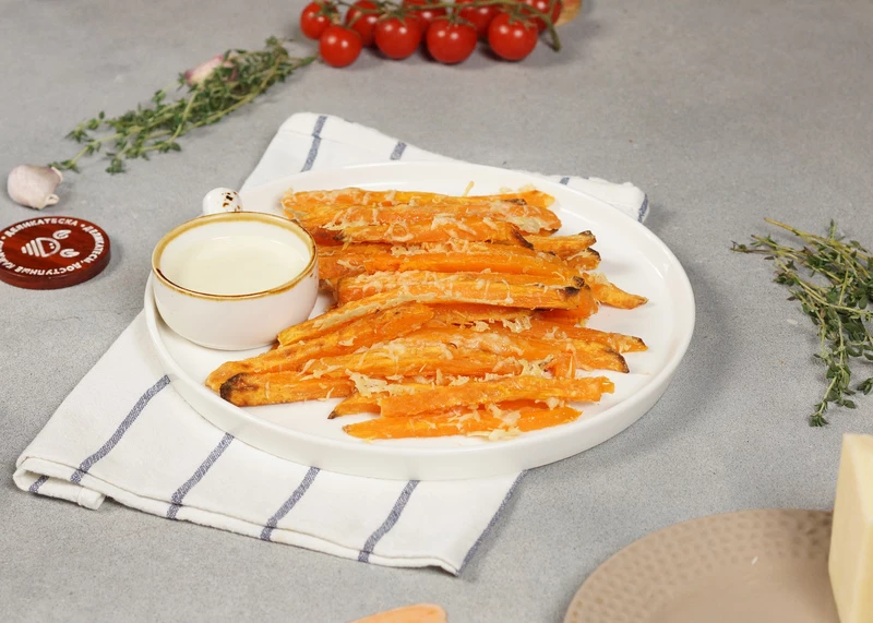 Батат с пармезаном и соусом блю чиз