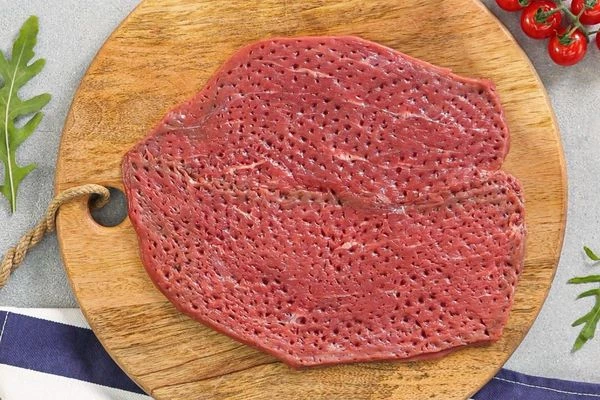 Говядину отбить, посолить и поперчить. 