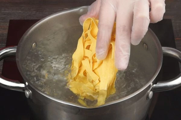 Пасту феттучине отварить до полуготовности (аль денте).