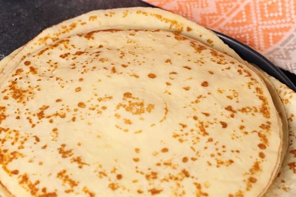 Блины разморозить на нижней полке холодильника.