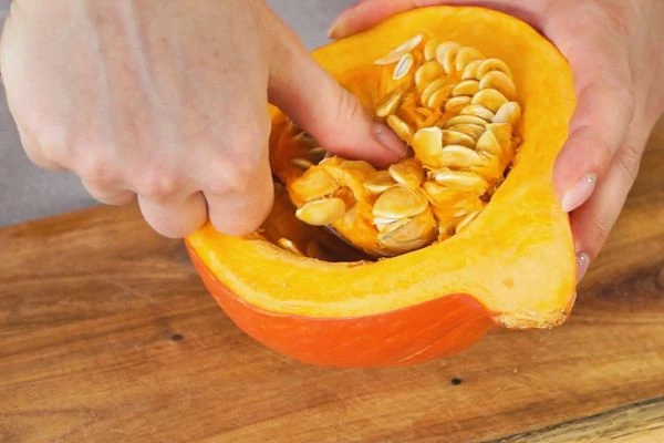 Тыкву вымыть, очистить от кожуры.