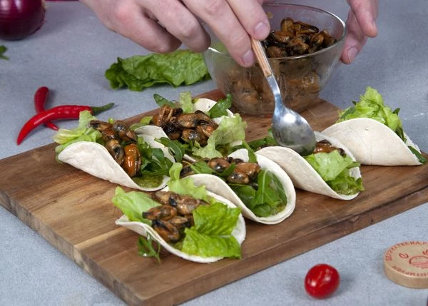 Затем приготовленные мидии.