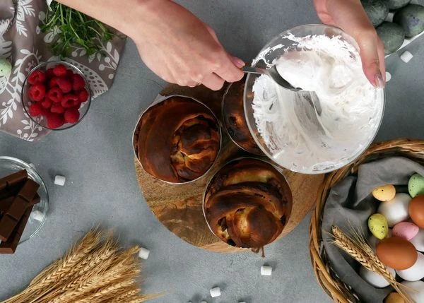 Маршмеллоу растопить в микроволновой печи, смазать краффины.