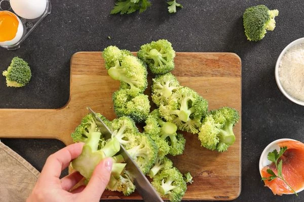Брокколи вымыть, нарезать на соцветия. 
