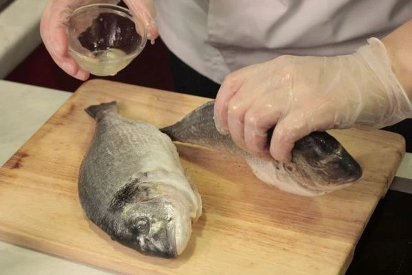 Рыбу сбрызнуть лимонным соком, посыпать солью и специями.