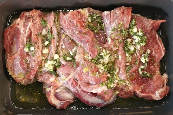 Разложить мякоть ножки разрезом вверх. Распределить по ней смесь масла, чеснока и трав.