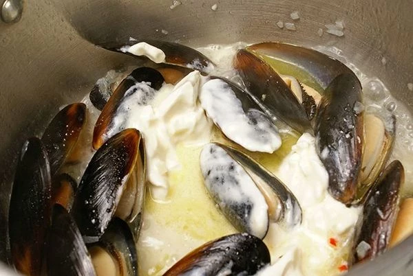 В конце добавить чеснок тертый с маслом и сливки, потушить 2-3 минуты.