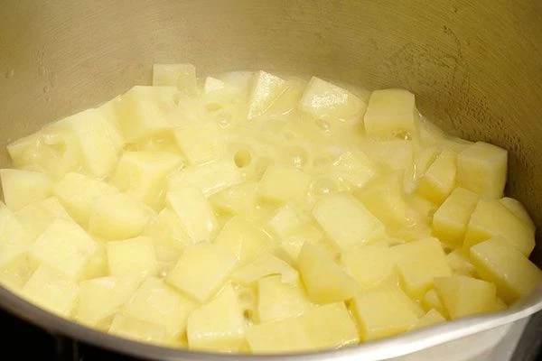 Обжарить на сливочном масле картофель 4-5 минут.