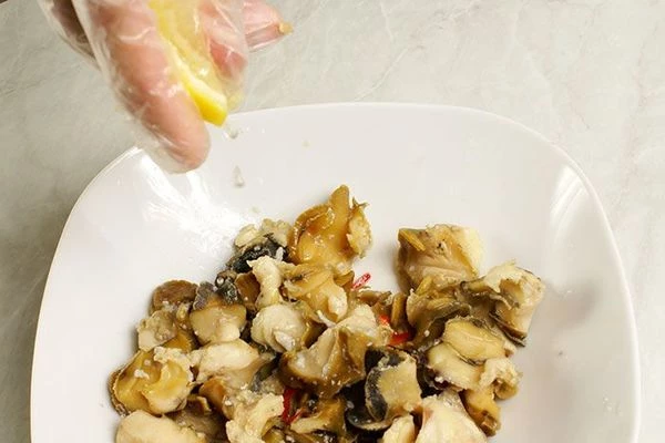 Смешать в салатнике нарезанный лук, соевый соус, рубленный чеснок, лимонный сок. Положить в маринад рапана и оставить на 1-2 часа замариноваться, накрыв пищевой пленкой.