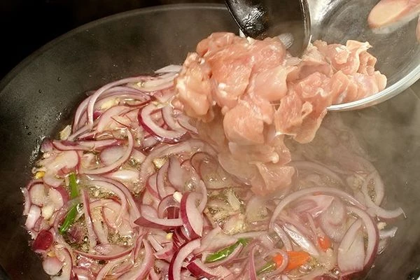 К овощам добавить курицу, жарить еще 5-7 минут.