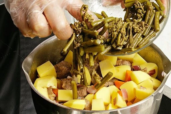 За 10 минут до готовности добавить нарезанный соломкой папоротник.