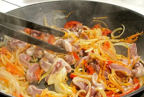 Добавить промытые кроличьи язычки, жарить 10 минут на среднем огне.