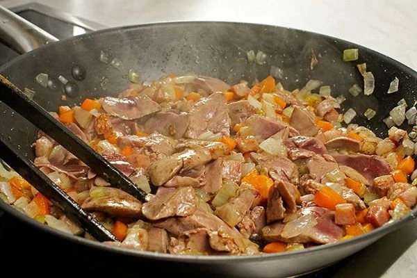 Жарить до готовности печени ( внутри должна быть слегка розовая, важно не пересушить), посолить, поперчить по вкусу.