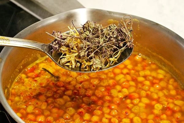 Положить специи и травы.