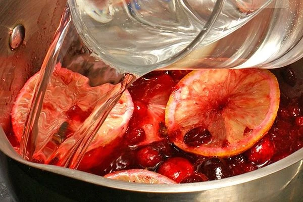 Положить дольки лимона и залить кипяченой водой.