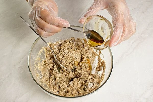 В конце добавить мед. Еще раз перемешать тесто, накрыть пищевой пленкой и оставить на 30-40 минут в теплом месте для подъема.