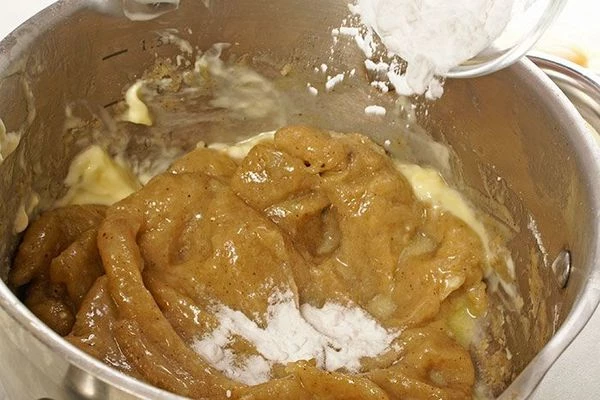 Охладить получившееся тесто до комнатной температуры и добавить соду.