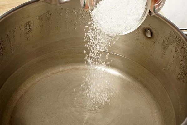 Приготовить бульон "мури": Влить в кастрюлю кипяченую холодную воду, добавить туда соль, сахар, уксус, соевую пасту, мелко нарезанный чеснок