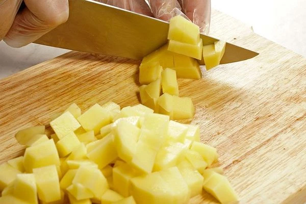 Лук и картофель тоже нарезать кубиком.