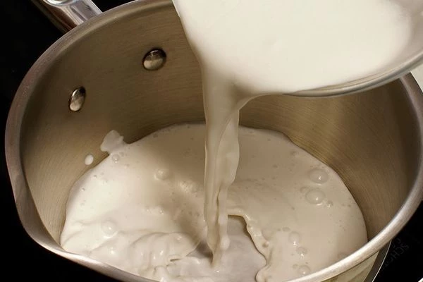 Оставшееся кокосовое молоко вылить в кастрюльку.