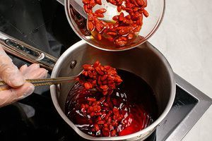 Приготовить слой желе из годжи: в кастрюльку влить чай каркаде, добавить в него размоченные ягоды годжи.