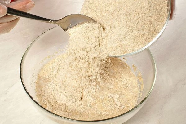 Всыпать 1/3 часть муки. Перемешать тесто до однородной консистенции. Накрыть пищевой пленкой. Оставить в теплом месте на 20-30 минут, пока опара не увеличится в размере в 2 раза.