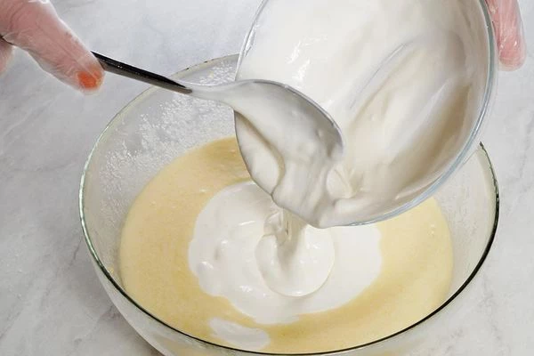 Смешать сметану с содой и добавить к яичной смеси. Добавить просеянную муку и замесить тесто.