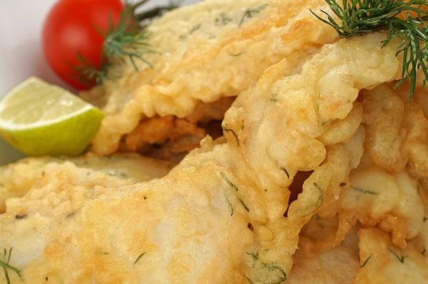 Выложить обжаренное филе в кляре на бумажное полотенце, чтобы стекли излишки масла.