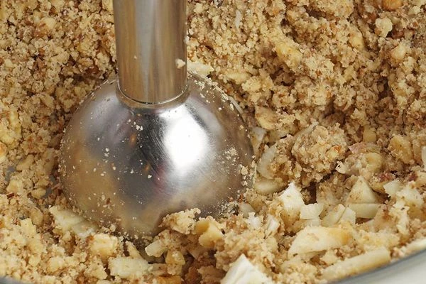 Добавить к орехам чеснок и хорошо измельчить в блендере или перекрутить на мясорубке 2 раза.