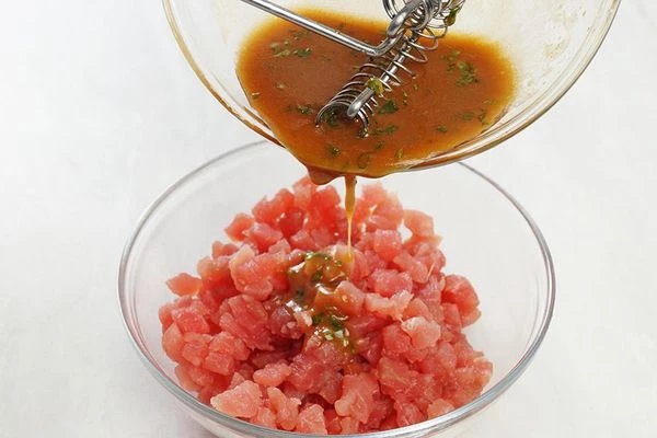 Перемешать соус с тунцом (добавлять соус частями, чтобы тунец не плавал в нем), мариновать 10-15 минут.